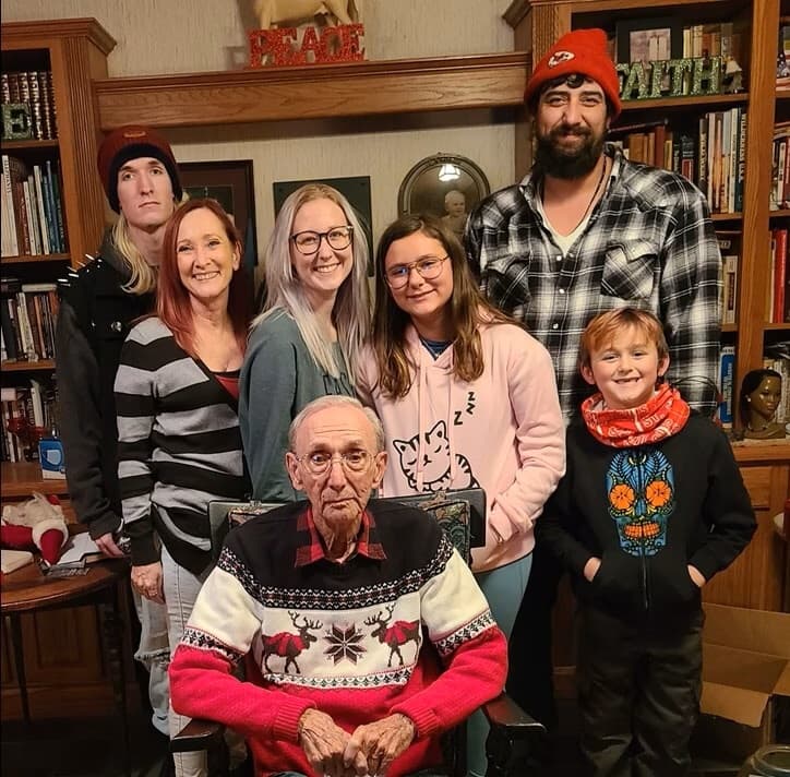 Lynda Lieb with family and veteran father.