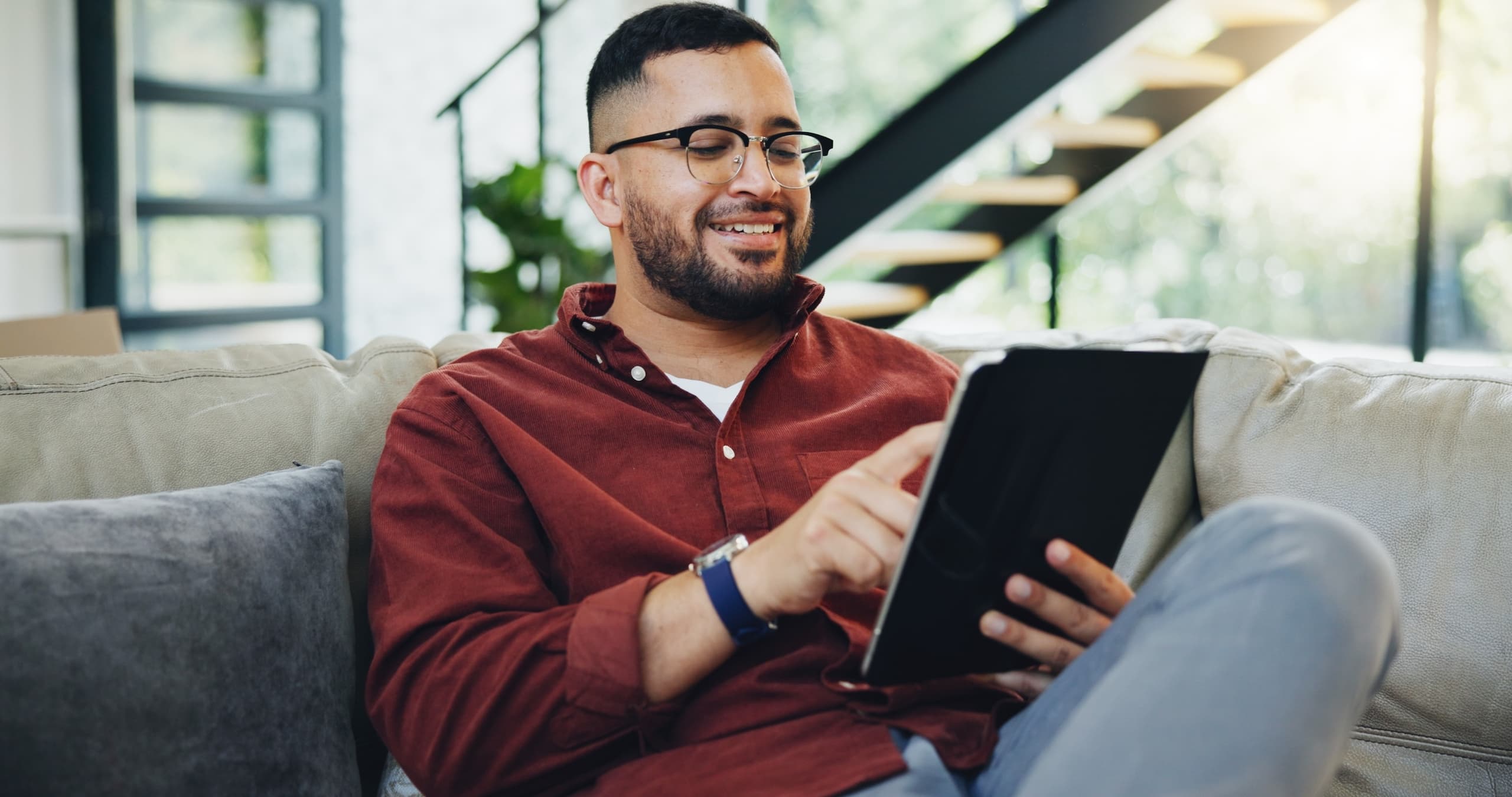 blog/Happy man browses on his tablet