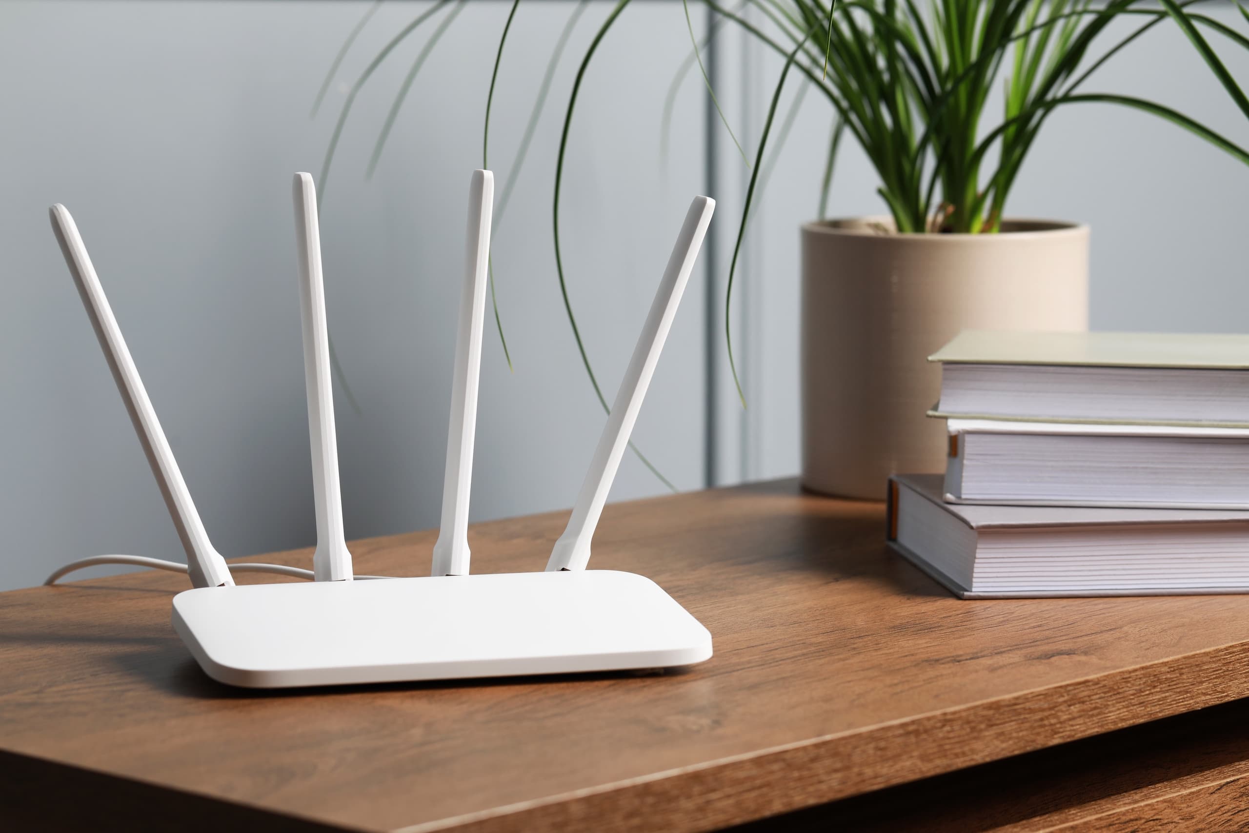 blog/A white broadband router on a wooden desk.
