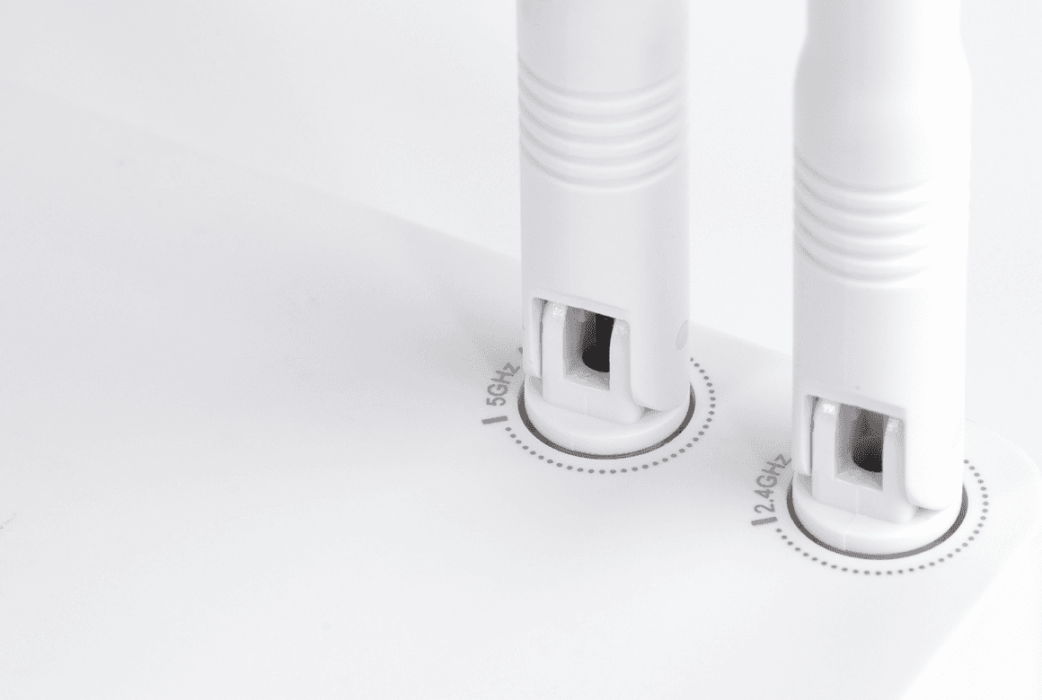 Closeup of 5 GHz and 2.4 GHz antennae on a router