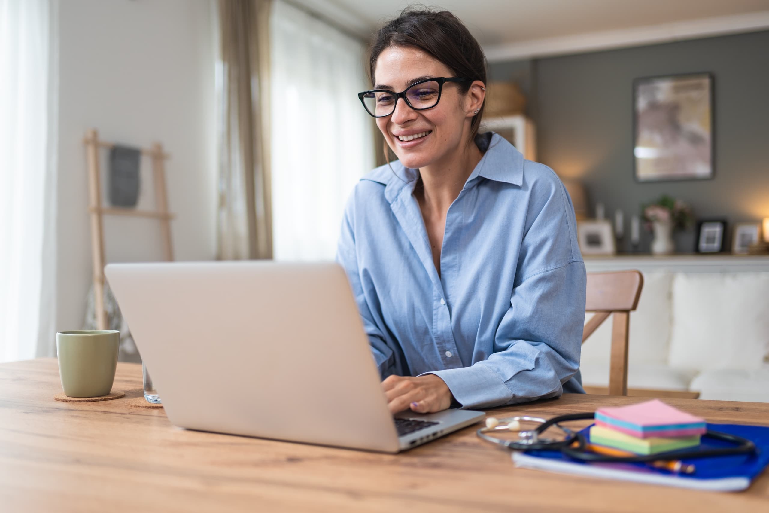 blog/Happy woman browses on her computer