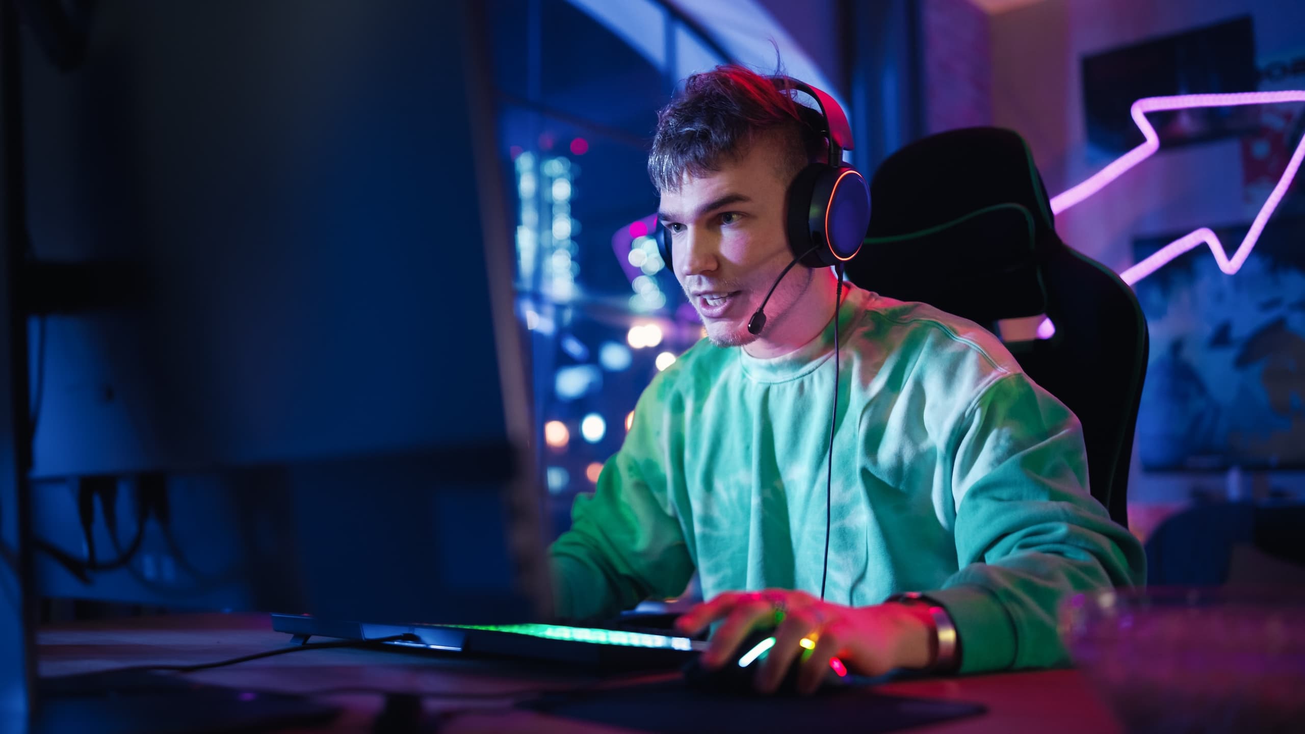 blog/Young man concentrates on a computer game