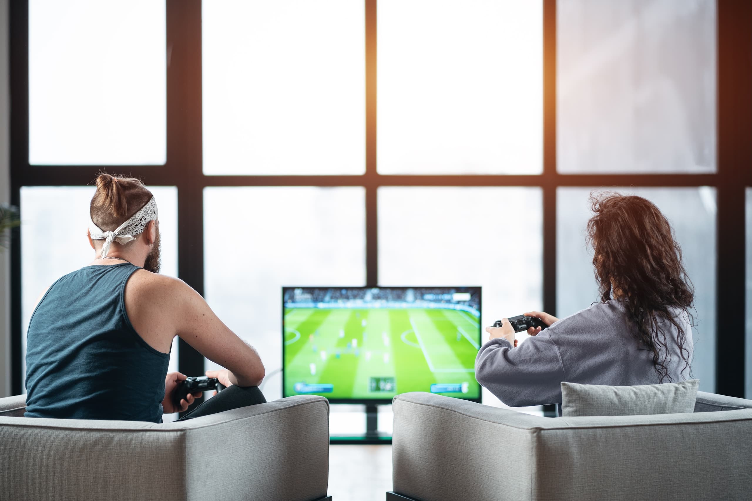 blog/Couple plays a sport game on a gaming console