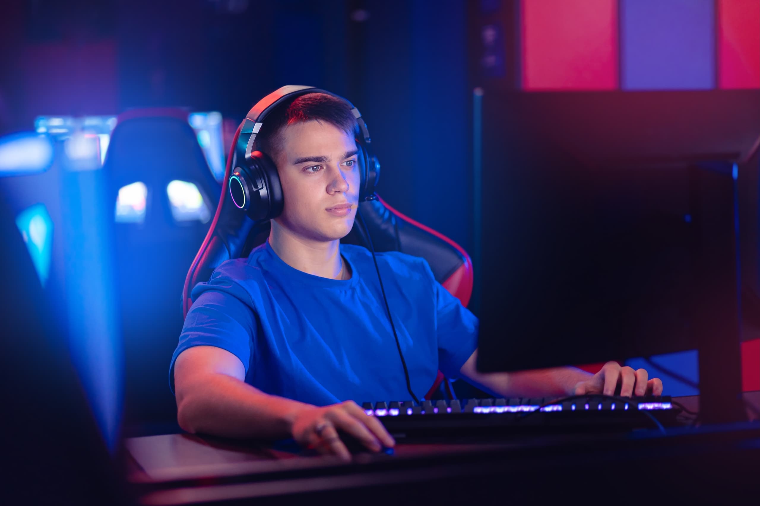 blog/Gamer looks intently at computer with a hand on the mouse
